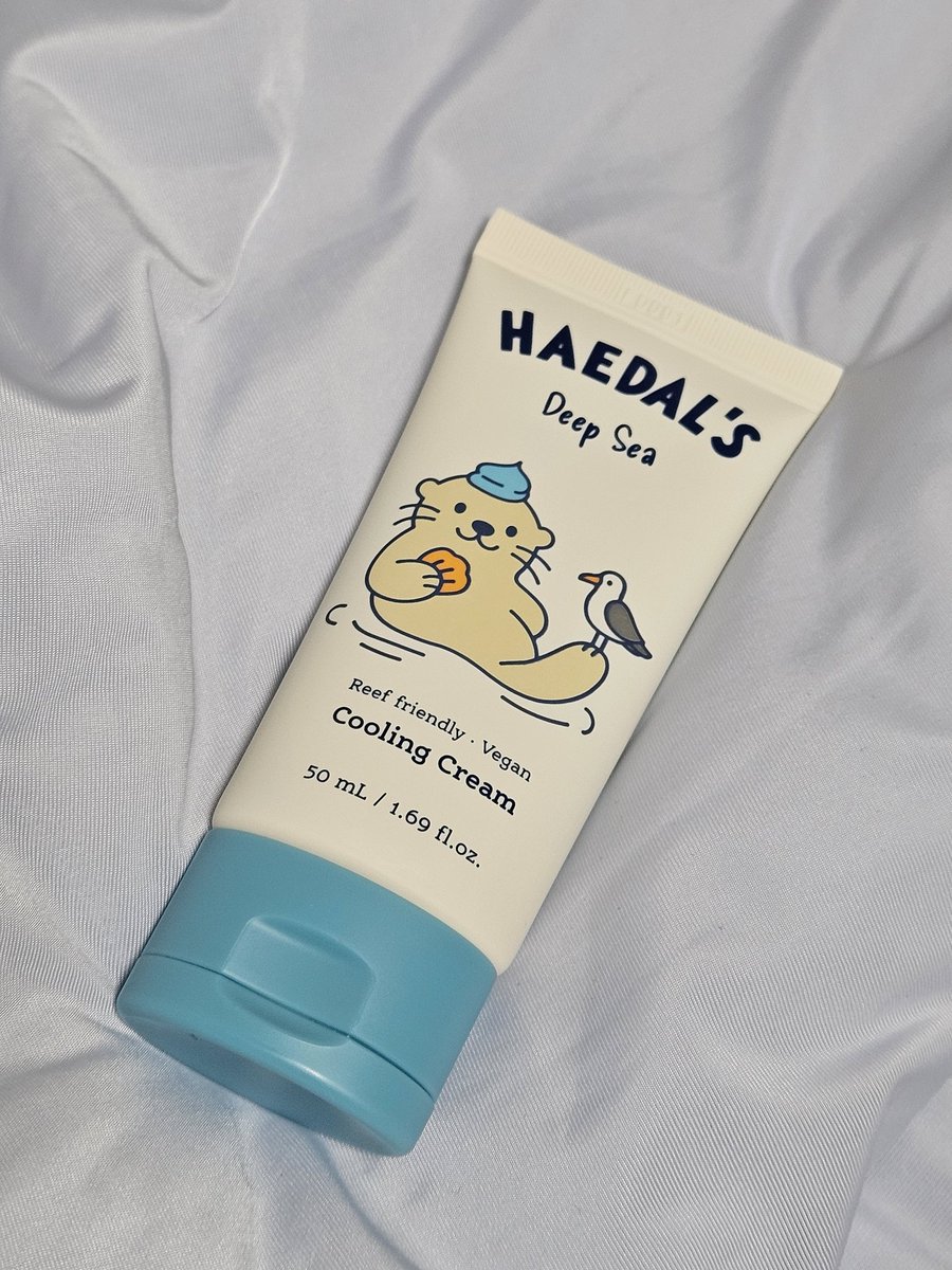 highhiluv480's tweet photo. [협찬] 해달씨 쿨링크림 

해달씨 쿨링크림 실사용 솔직 후기 ‼️❕️

- 민감성 트러블 수부지 피부
- 얼굴에 열 오르는 타입

인데, 스킨케어 마무리 후 휴대폰 하다 보면 열 오를 때 다들 있지 않나? 
무언가 집중할 때도 여름엔 특히 열 오름.

그럴 때 하늘 샤베트 질감의 해달씨 쿨링크림 발라주면 적당히 열감 내리는 듯.

다이소 쿨링스틱 사서 롤링해줘도 좋았음!
근데 쿨링스틱으로 알로에겔 도포했다가 다 끝나구 이 제품 바르면 당연히 ... 그만큼 시원하진 않음. 당연하다. 그건.

일단 부드럽게 발리는 게 좋았고,
순하게 발려서 부담없이 사용할 수 있었음. 

여름철에 두고 두고 잘 사용할 쿨링 크림!