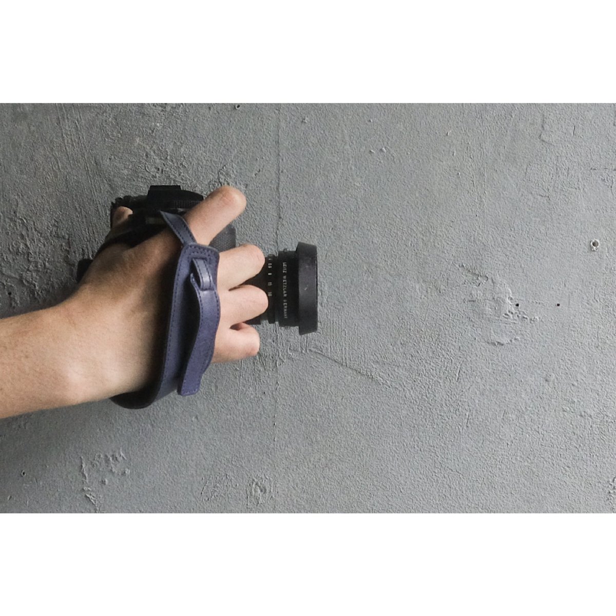 acru_shop's tweet photo. 藍染レザーを使用した「露草の標本」より。
ハンドカメラストラップ・カシェバナーヌ。

https://t.co/8SIxovYcaE https://t.co/I8R5U2ozP6