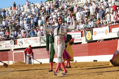 DamianCastao8's tweet photo. MERCI VIC FEZENSAC 
MERCI FRANCIA 
¡QUE BONITO LO VIVIDO AYER CON LA CORRIDA DE MIURA EN VIC! https://t.co/jZmYffAbDi