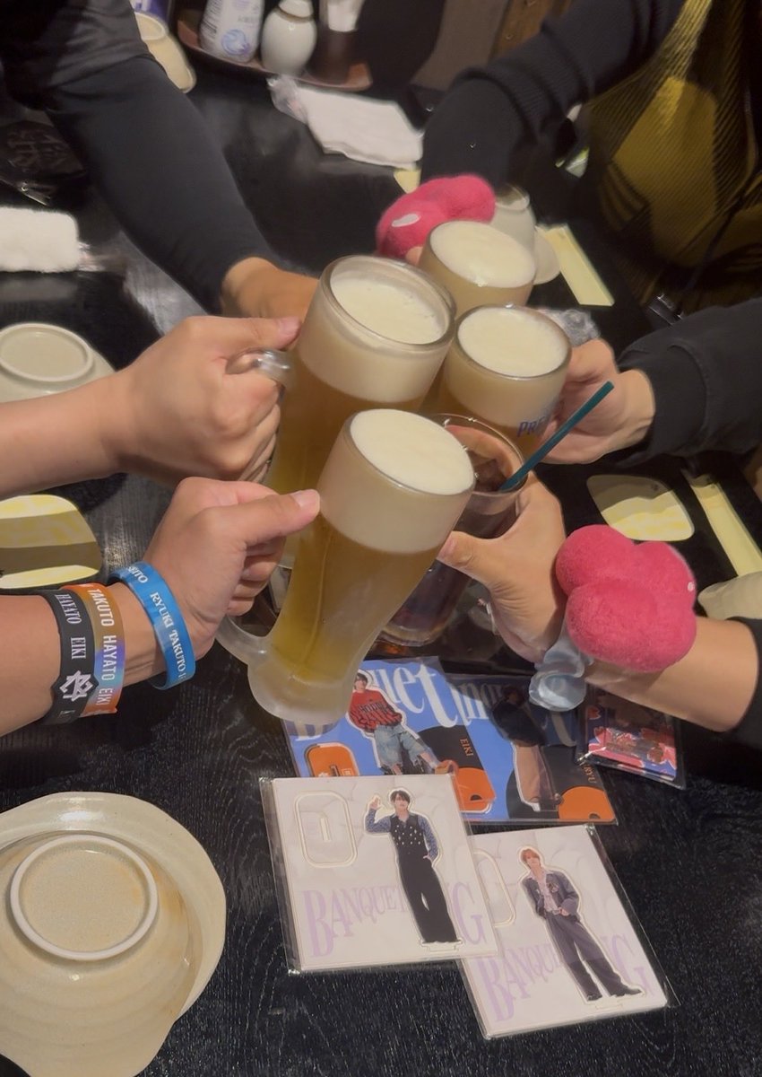 toshi_mens_muze's tweet photo. #メンズMUZE会 
#MAZZEL_Banquet_Tour 

メンズMUZE会にご参加いただいた
kuroくん(@mazzel_kuro)
メイソンさん(@asteriskNizi)
Takkeさん(@takkkos)
ゴトウさん
Threadsのダイスケさん

みなさんと熱く楽しい時間を過ごせて嬉しかったです！！❤️‍🔥
最初は誰も参加してくれないかも、1人で勝手に盛り上がってるとか思われないかなと不安な気持ちもあったので、少しずつ参加者が増えて嬉しかったですし、当日お会いできた時は1人で感動してました😭
楽しい素敵な宴になれたのはみなさんのおかげです！！
次回もMAZZEL愛語りましょう🫶
本当にありがとうございました🙇‍♂️✨✨

年齢も個性もバラバラのメンズ達がMAZZELのおかげで出会えて、
最高に楽しくて優しくて幸せな時間を共有できて、新しい絆が生まれた❤️‍🔥
MAZZELがいなかったら絶対出会わなかった🚹たちと、
これからもMUZEとしてMAZZELの幸せを願いながら繋がっていけたら嬉しい☺️

MAZZEL本当にありがとう！！😆❤️‍🔥❤️‍🔥❤️‍🔥

最初に思い描いたアズーロ貸し切りメンズMUZE会、いつか実現できたらいいな🍴✨