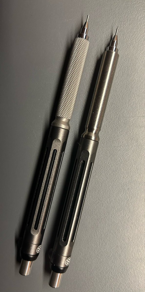 bugrilyus's tweet photo. Spoke model 7, knurled and shiny grooved grip 

To my surprise, grooved is more comfortable to hold, and now I think it looks better too https://t.co/2mUxcAFsA0
