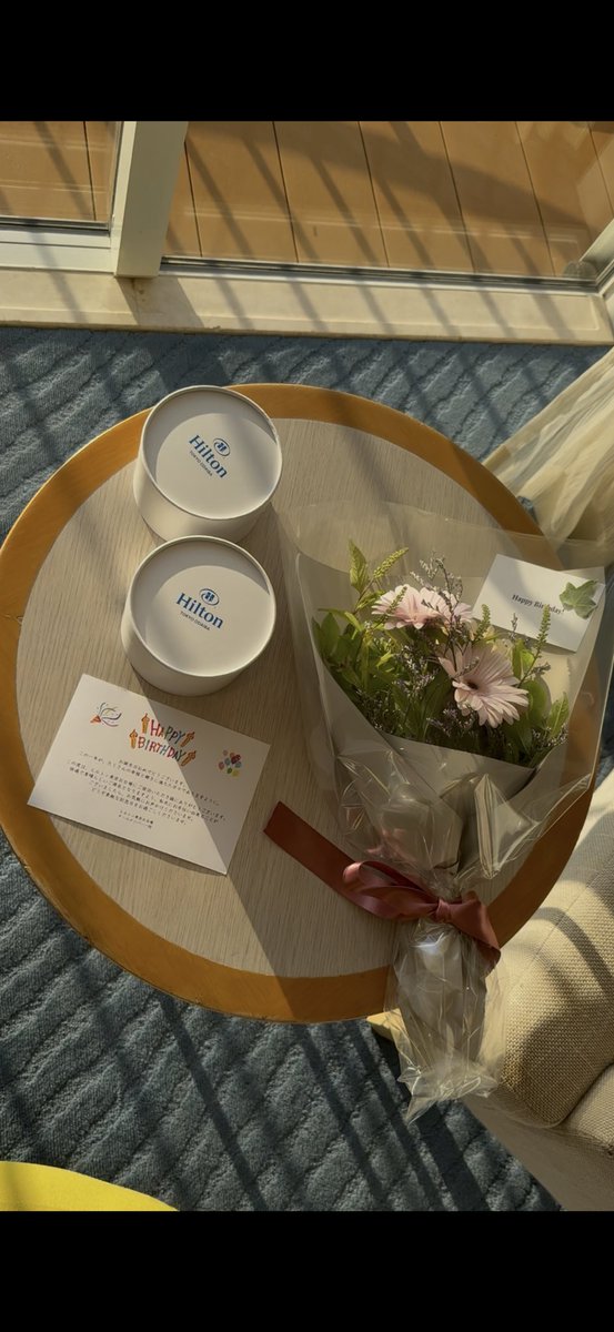 GabsYano's tweet photo. 今年の妻の誕生日は、お台場のHilton Tokyo Odaibaに宿泊することを妻が選びました。
そしてサプライズで、部屋をアップグレードして、お花も用意してもらいました！！

#テスラ #モデル3 #Tesla https://t.co/HQz46JXBVl