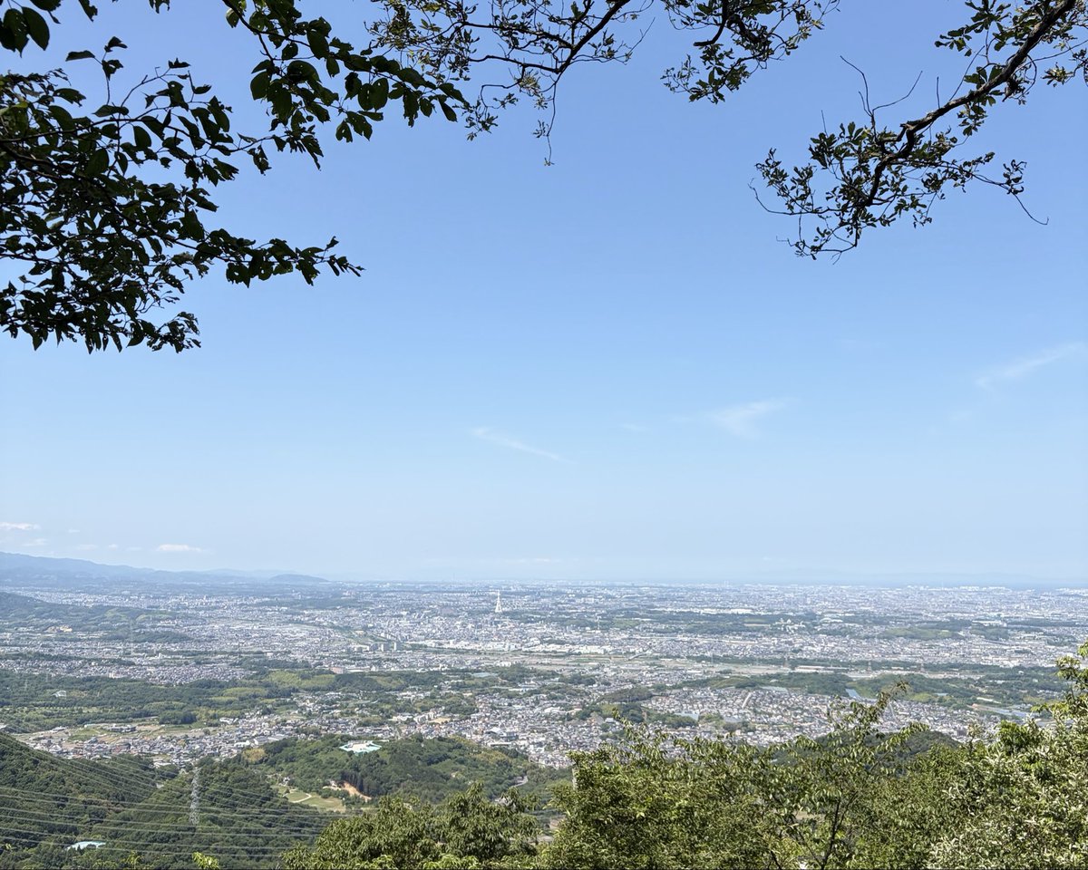 _thelavie_'s tweet photo. サロン近くのお山散策の日

植物を見て、太陽の光を感じて、
風の気持ちよさに心がほころんで。

山歩きに疲れたら、一緒に昼食を。それぞれの話を語って、歌ったり、踊ったり。

もはや...山登りではないですが(笑)
その瞬間に見せてもらえる自然の景色や心のままに流れる、素敵な時間の共有でした。 https://t.co/Yc1Nvqi8Nb