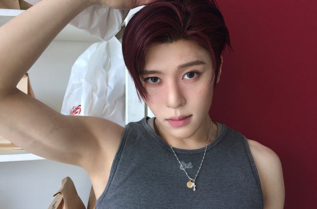 sionlovebot's tweet photo. meanwhile sion on a daily basis https://t.co/cQHbBn3kKe