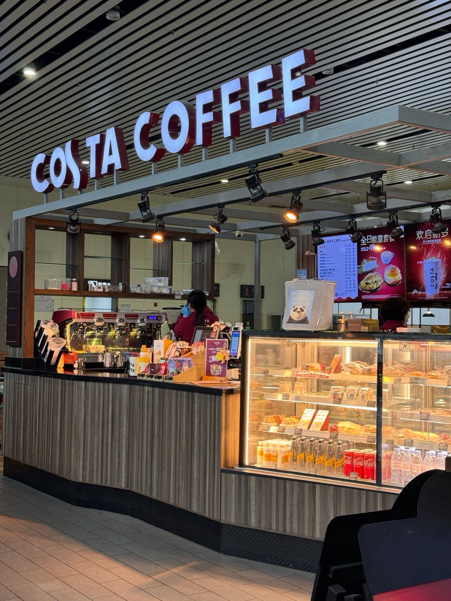 NeerdCraft's tweet photo. Tried the newly launched smart mini café on the way to work this morning—ordered a custom oat latte in 10 seconds, picked it up contactless, and the coffee tasted way better than expected. Game-changer for busy weekdays! https://t.co/fYMUc6U5mT