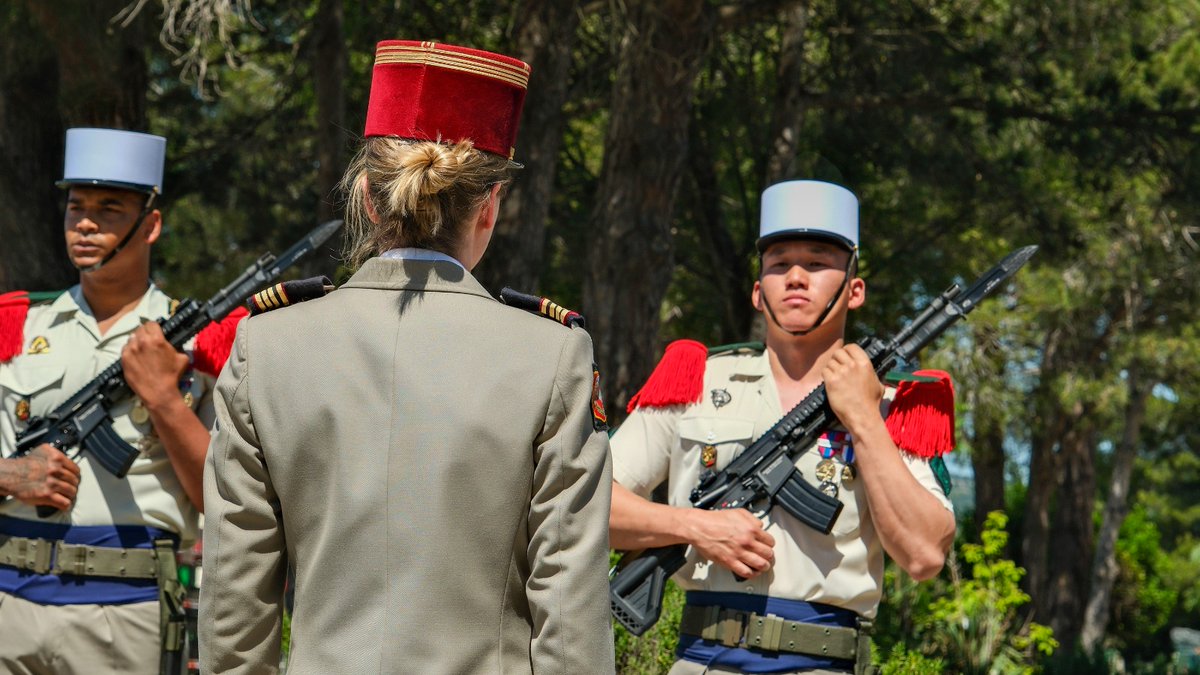 CDC1REG's tweet photo. Le régiment salue le départ de la Médecin principale Marie-Solène, dont l’engagement aura marqué le #1reg
Le régiment lui adresse ses remerciements les plus sincères pour son exemplarité et son courage et une bonne continuation pour la suite de sa carrière.

Honneur et fidélité. https://t.co/SQxcMOQ92Q