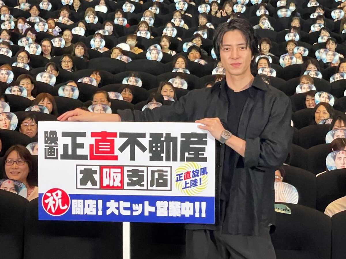 topicool_jp's tweet photo. 【トピクル】

山下智久、大阪名物・イカ焼き＆たこ焼きに舌鼓！

ツアーでも馴染み深い大阪。「12歳の頃、初めてテレビのロケに出演した時はドングリの着ぐるみを着たのを覚えています」と可愛すぎるエピソードを披露してくれました

▼記事はこちら▼
🔗https://t.co/OMDA1glI4W

＃山下智久 https://t.co/7FoqmwgSPM