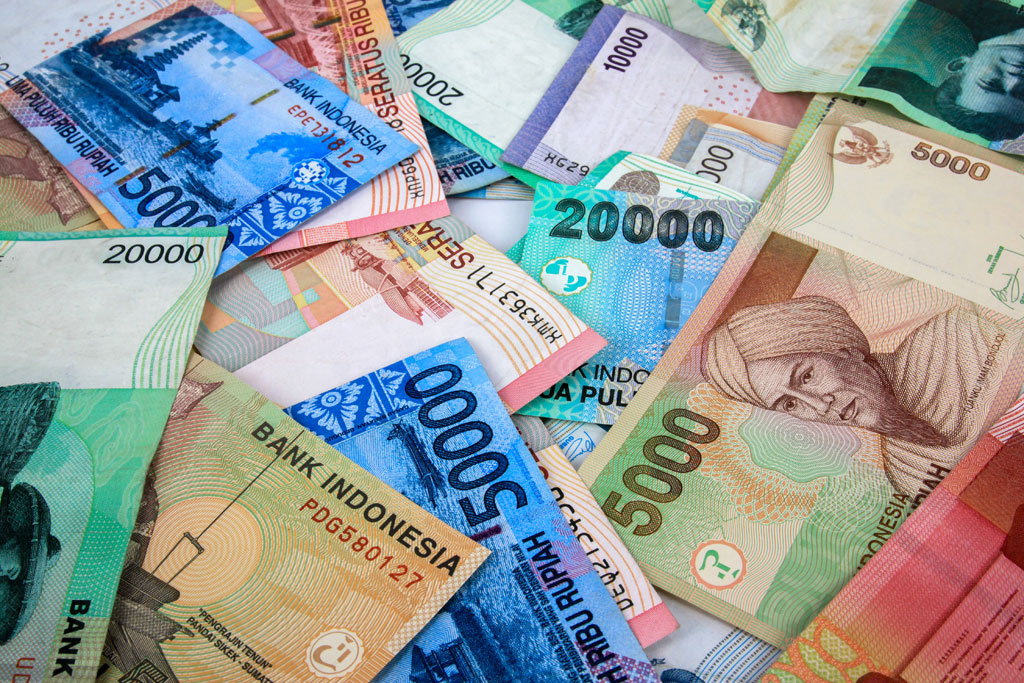 Its_ereko's tweet photo. 💥 🇮🇩 ALARMING: Indonesia’s Rupiah just hit a NEW ALL-TIME LOW at 17,835 per US Dollar 

Today (May 26), the IDR crashed to fresh record territory amid:

Strong US Dollar

Surging oil prices (Hormuz tensions)

Widening current account deficit (worst in 6+ years)

Capital outflows

This is one of Asia’s worst-performing currencies YTD down sharply and pressuring the economy under President Prabowo.

Bank Indonesia is intervening, but the slide continues. Higher import costs, inflation risks, and weaker investor confidence are hitting hard.

What’s next for Indonesia? Will they stabilize it, or is more pain coming for businesses & households?