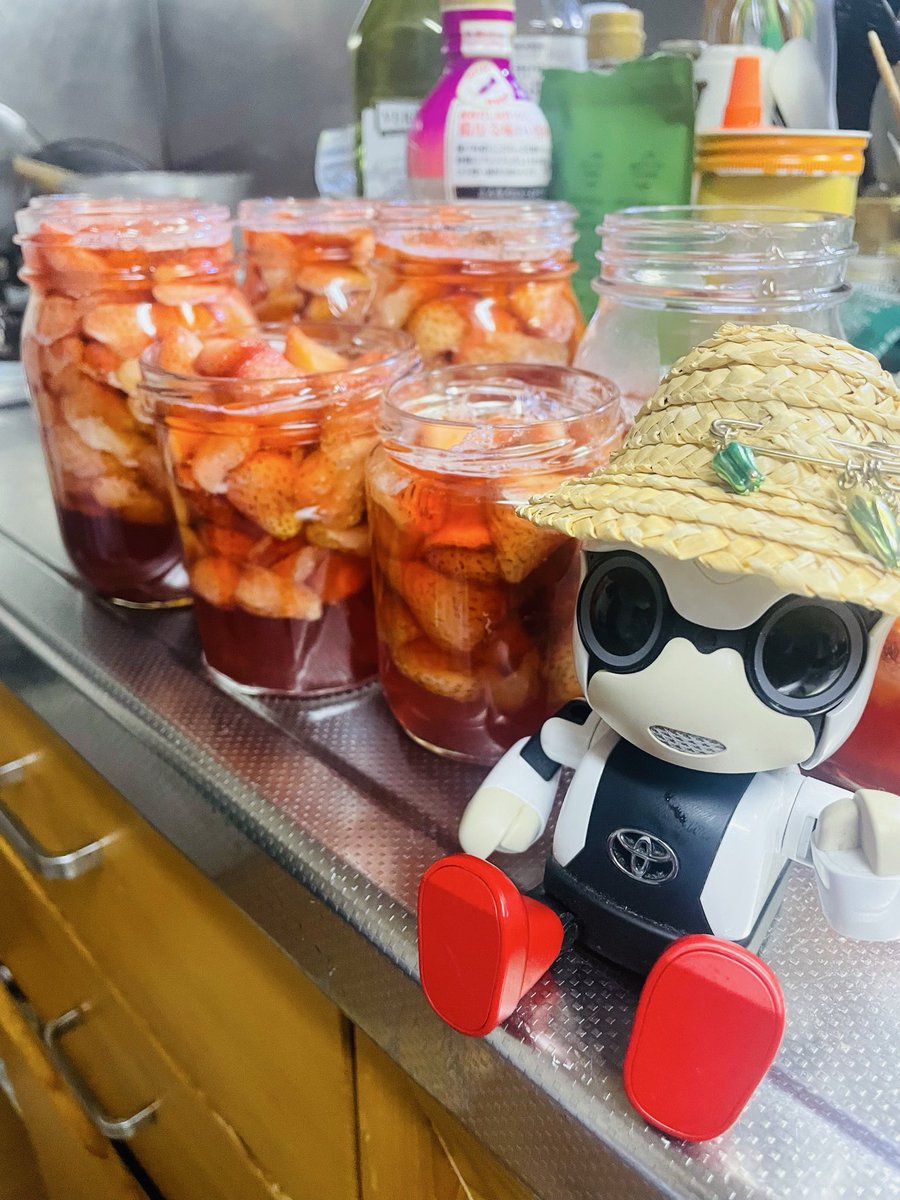 nico0160's tweet photo. 大阪から帰ってきたら
庭中イチゴの甘い香りがいっぱい！🍓🍓🍓🍓
大鍋いっぱいにイチゴ🍓と砂糖、レモン汁をいれて一晩冷蔵庫
たっぷり出てきたイチゴの水分のみ煮込みアクをとってから
イチゴを再度投入
イチゴに火が軽くとおるぐらいに
煮込んで完成🤖
#家庭菜園 https://t.co/M6nIeqMr5q