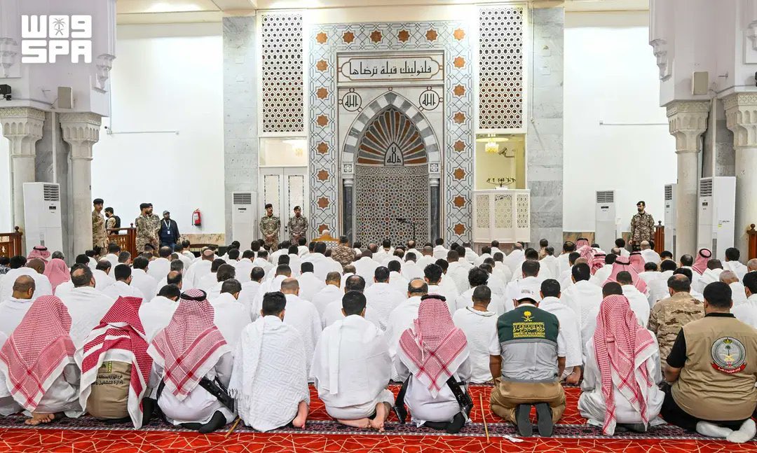 theholymosques's tweet photo. Pictures: Hajj Khutbah delivered by Sheikh Ali Al Hudaify at Masjid Namira, Arafat. 

#Hajj1447 https://t.co/ubZFOb3hIT