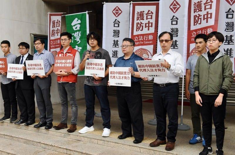 carlojam's tweet photo. 趁亂發文，近期本想寫的推薦我認識的沈伯洋，一錯過開頭現在寫就感覺很跟風，最早認識(亂加臉友)應該是318後一兩年，感覺他很有料，知道很多，但也就是網友，後來看他發民主實驗室的報告，常常有數百有數千分享，但在網路上蠻曇花一現，但那也可能是打下了基礎。
再後來就是他跟小梟合作推「代理人法」 https://t.co/KOFkTU73zn