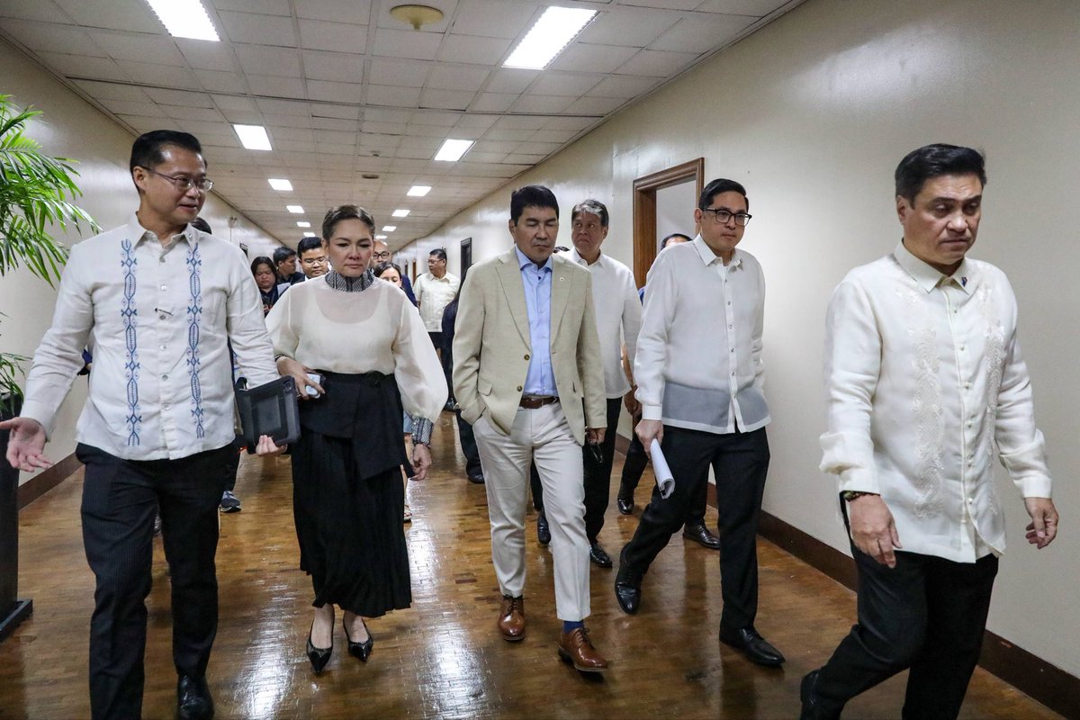 tj_canino's tweet photo. the only woman standing her ground in the senate ✊🇵🇭 https://t.co/baVnAQwee9