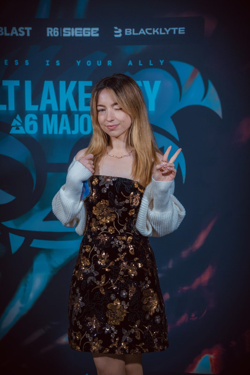 aIiciaxi's tweet photo. type of fit i wear to go watch some rainbow six siege 🌚🌟 https://t.co/1Zxesc4eLl