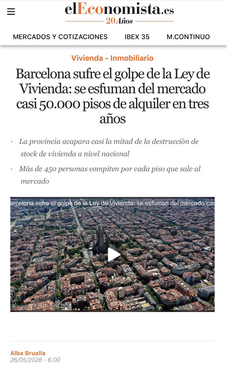 davmiranda's tweet photo. El estropicio que han provocado las leyes nacionales y catalanas en el mercado de alquiler de vivienda en Barcelona se estudiará en los libros de historia:

• Desaparición de 50.000 viviendas del mercado en 3 años.

• Los escasos caseros que se mantienen en el mercado tienen a 450+ potenciales
Inquilinos donde elegir, expulsando del mercado a todo inquilino que no ofrezca garantías de que va a cumplir su parte del contrato.

Y los políticos demagogos siguen sin reconocer su responsabilidad en el fracaso, buscando chivos expiatorios.

No hay nada como el populismo para aleccionar a un rebaño de votantes, absolutamente idiotizados por un sistema educativo público que prioriza la dependencia sobre el pensamiento crítico.

Desde hace un tiempo, las democracias son pasto de demagogos. 

O creamos poderosos contrapesos (checks & balances) contra esa lacra de la política; o nos planteamos el “extremo” del sufragio censitario (votan los que contribuyen); o acabamos dando la razón a Aristóteles cuando reconocía que las democracias tienden a convertirse en el gobierno de las masas ignorantes, en manos de demagogos