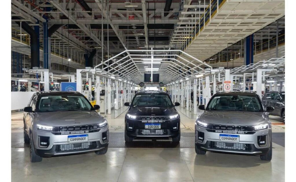 AutoTestArg's tweet photo. 🚙 Jeep Commander hizo historia en Brasil: alcanzó las 100.000 unidades producidas en Goiana. El SUV de 7 plazas suma versiones MHEV, motor Hurricane de 272 CV y variantes 4x4. ¿Lo ven como una buena alternativa familiar? https://t.co/k64UyWTCNT