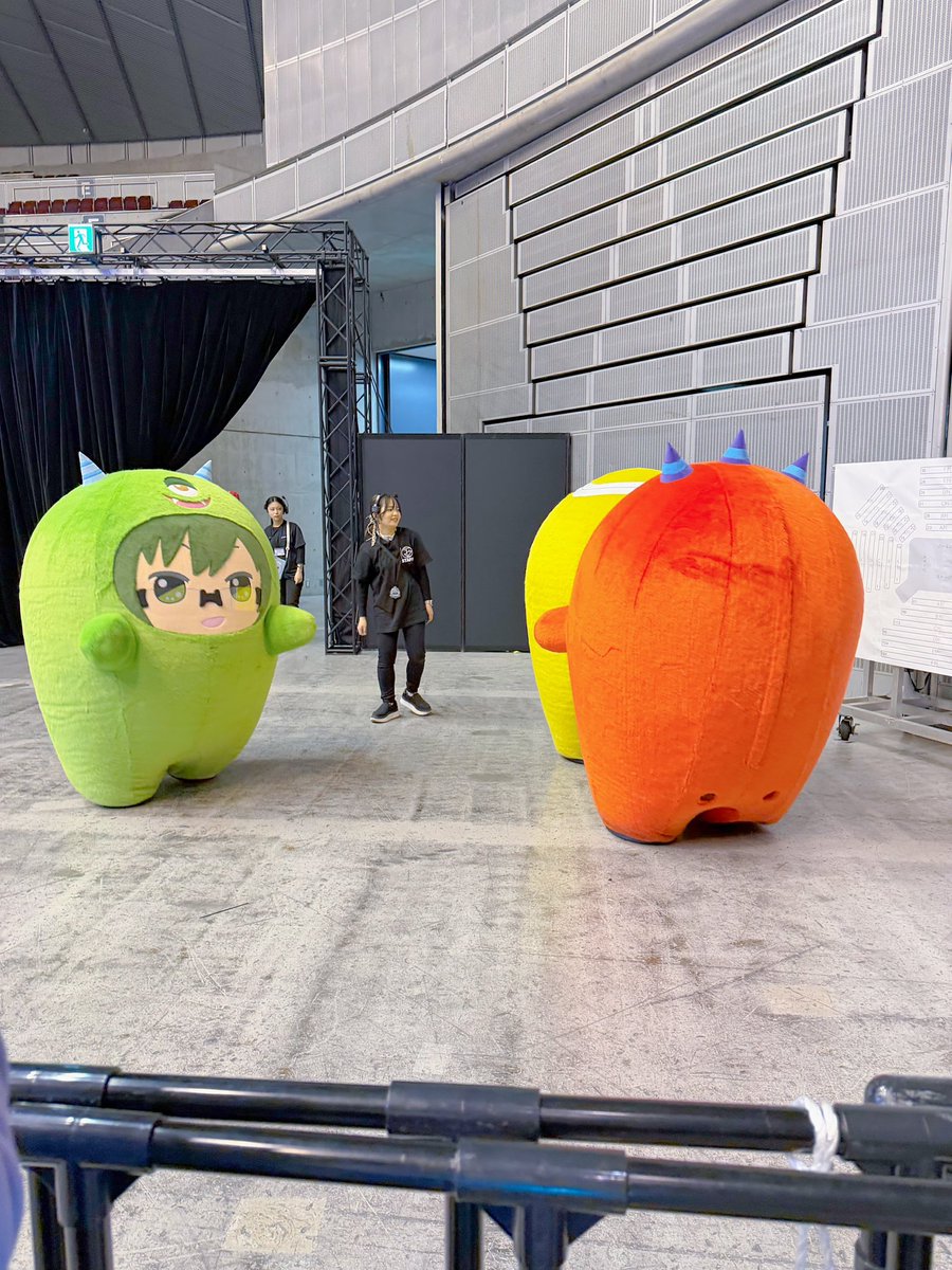 satope_pe_pe's tweet photo. 最後退場の時あまりに歩くのが遅いモフユキをモフリクが一生懸命押してて、それを見たモフヤマが2人を迎えに行って最後に退場したのメロかった。なんなんだお前は。 https://t.co/y3oMb51VnO