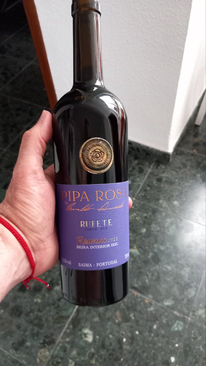 PepGranellTrave's tweet photo. Este es el q las 2 veces que hemos ido a #Cuarenta más nos gustó (por copa)
Hoy la abrimos aquí en casa a la salud de @Gonzalonp8_
Último del pack que nos preparaste💪👏🍷
Si lo ven por ahí no lo duden, está delicioso.
#Aranjuez #wine #vinos #Portugal #bodegas #vinho #Twitter https://t.co/nVmGljbjH2