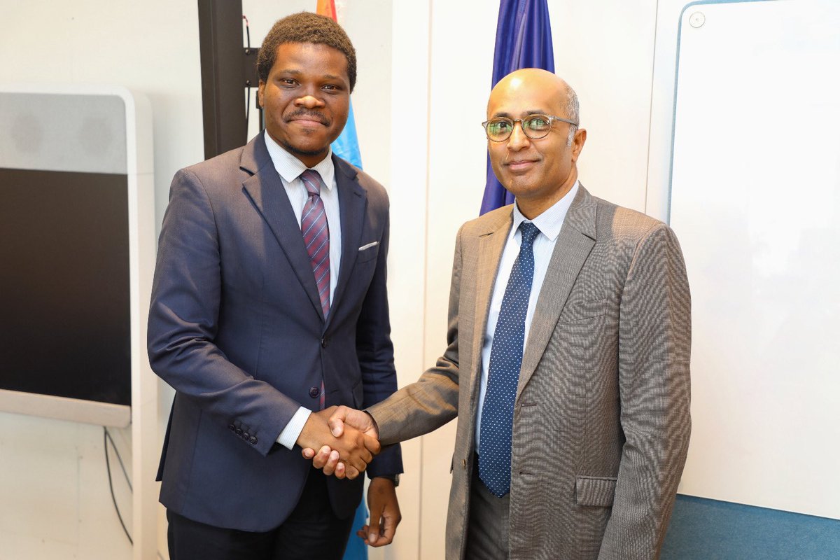 JonathanNzapa's tweet photo. #ÉchangeDiplomatique | #AfricaDay 

Le @Fericofficiel a été reçu par M. @basilefabrice9, Chargé d’affaires a.i. de l’Union Européenne en RDC 🇪🇺 🇨🇩.

#Diplomatie #FERIC #CoopérationAuDéveloppement
#RelationsInternationales #UE #Paix #Sécurité https://t.co/MAFk3RxtNc