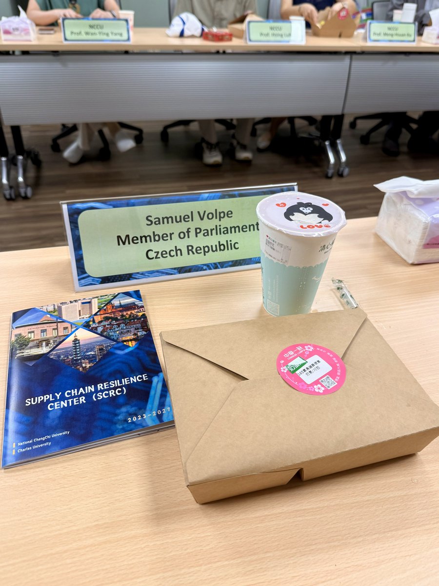 Samuel_Volpe_'s tweet photo. Včera jsme dorazili na Taiwan a dnes jsem s kolegyněmi a kolegy poslanci navštívil National Chengchi University. S profesory jsme mluvili o česko-taiwanské spolupráci nejen v oblasti technologií a měl jsem radost, že jsme si posléze mohli popovídat i se studenty z College of Foreign Languages, kteří se učí česky. 🇨🇿🇹🇼
