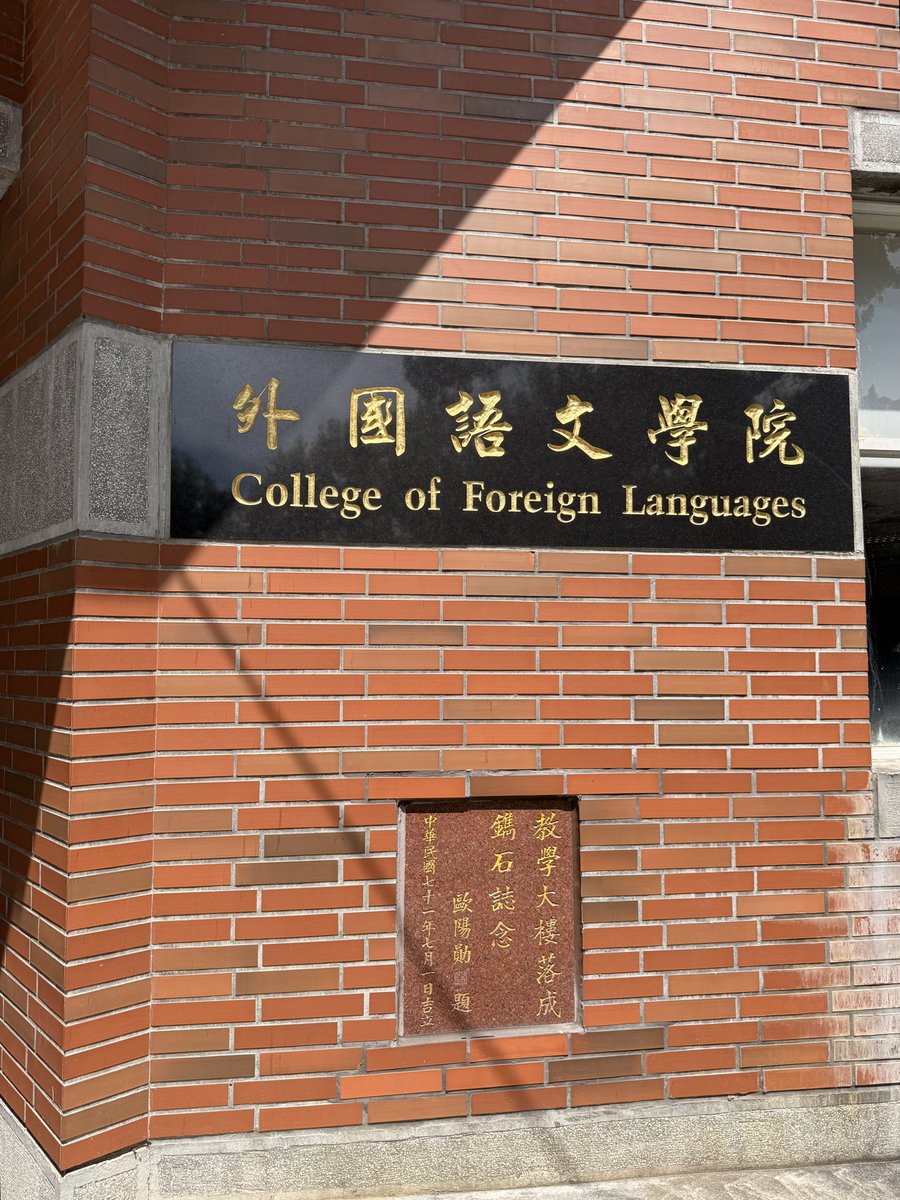 Samuel_Volpe_'s tweet photo. Včera jsme dorazili na Taiwan a dnes jsem s kolegyněmi a kolegy poslanci navštívil National Chengchi University. S profesory jsme mluvili o česko-taiwanské spolupráci nejen v oblasti technologií a měl jsem radost, že jsme si posléze mohli popovídat i se studenty z College of Foreign Languages, kteří se učí česky. 🇨🇿🇹🇼