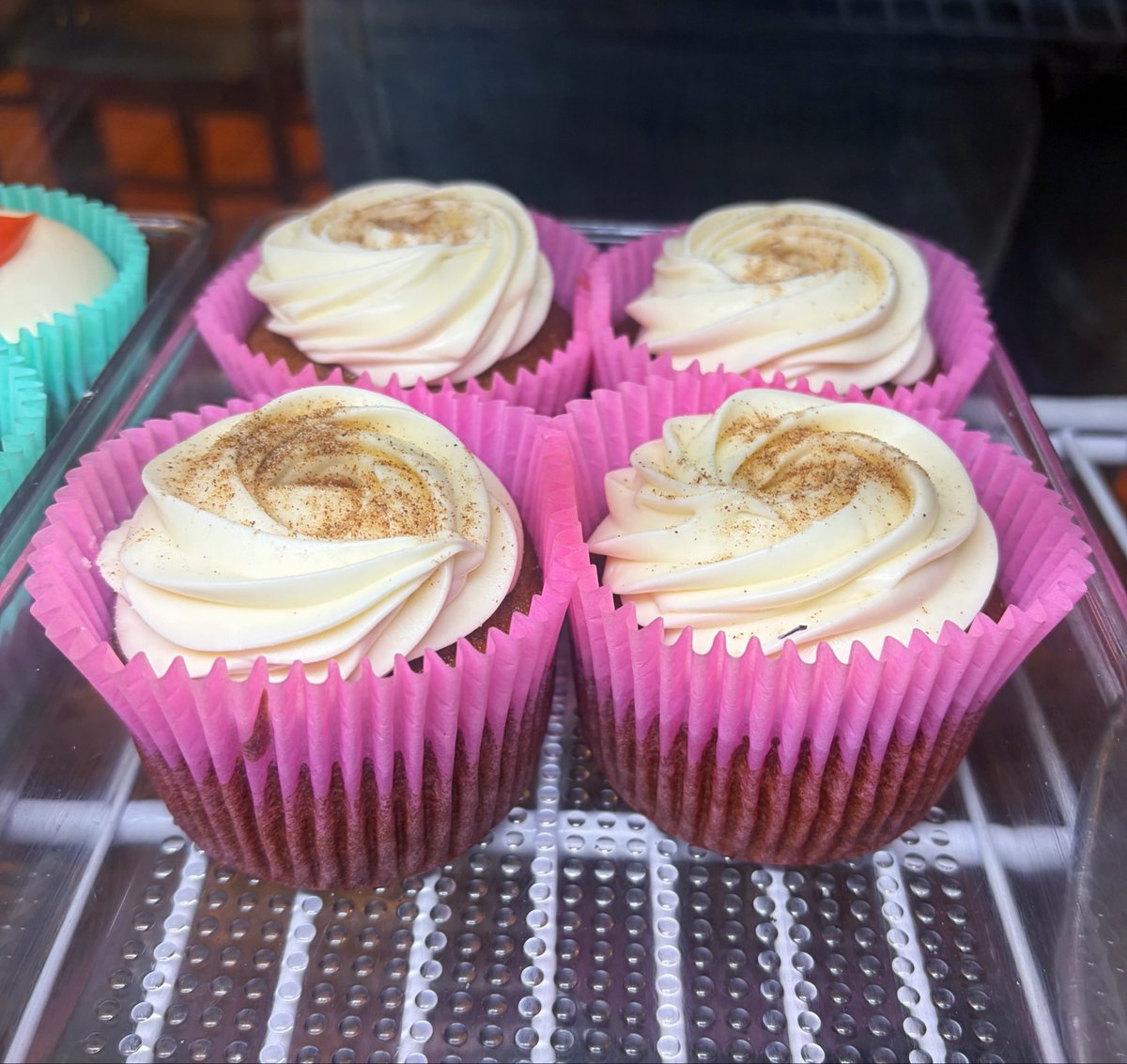 AthenaChicken's tweet photo. Have a sweet week 🧁!!!
And get a delicious treat.

#whatatreat #sweet #haveaniceweek #perfect https://t.co/KqEBO2ezzw