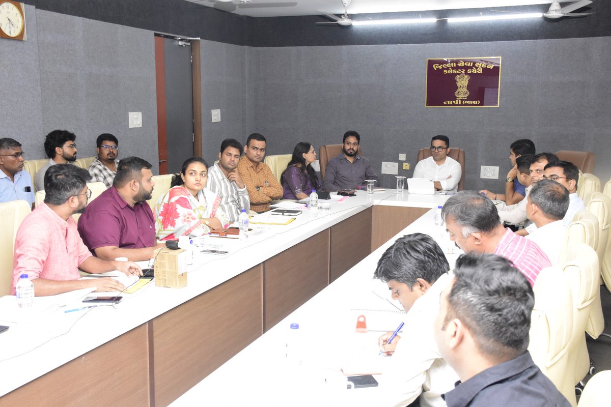 CollectorTapi's tweet photo. તાપી જિલ્લાના કલેક્ટર કચેરીના સભાખંડ ખાતે ચોમાસુ–૨૦૨૬ની પૂર્વ તૈયારીના ભાગરૂપે વહીવટી તંત્રના અધિકારીશ્રીઓ સાથે પ્રિ–મોન્સુન બેઠક યોજવામાં આવી. જેમાં સંબંધિતોને માર્ગદર્શન તેમજ સૂચનાઓ આપી.
@CMOGuj 
@revenuegujarat 
@InfoGujarat 
@infotapigog24 https://t.co/mqKCnZPvmp