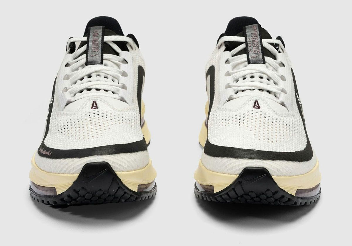 SneakerNews's tweet photo. A Ma Maniere x Nike Pegasus Premium

Two colorways of this collaborative running model are available now via EQL raffle >> https://t.co/jDslwRvc06 https://t.co/OGB7X8z1lf