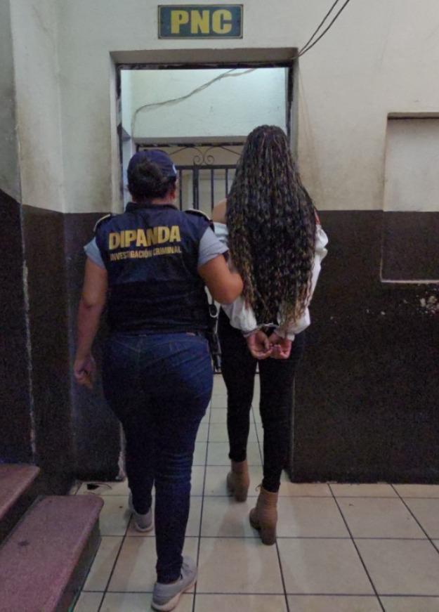 vichoguate's tweet photo. AHORA:

Detienen a mujer de 21 años, alias "La Patrona" en La Gomera, Escuintla.

Tiene órdenes de captura por extorsión y extorsión en forma continuada.

"La detenida presuntamente recibía varios depósitos bancarios producto de extorsiones realizadas por su hermano, Elfego Alfredo Ruano Ardón, quien se encuentra recluido en la Granja Canadá, en Escuintla, desde el año 2017", informó la PNC.

También fue detenida el 28 de noviembre de 2025, por el mismo delito.