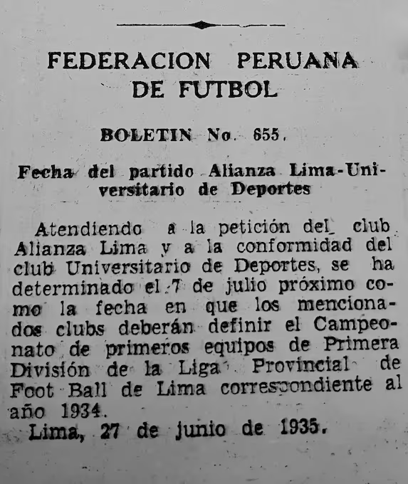 007Richard's tweet photo. Periodismo de Camiseta: El Sesgo Detrás del "Tetracampeonato" en @elcomercio_peru 
Resulta preocupante cuando el periodismo de investigación cede su espacio al fanatismo disfrazado de objetividad. Recientemente, el diario El Comercio publicó un artículo titulado “Tetracampeones”: una completa investigación sobre el capítulo más polémico del fútbol peruano, firmado x Jorge Chávez Noriega. En él, se promociona un libro de la editorial Academia Antártica como si fuese la revelación definitiva q consagra a Alianza Lima como campeón de 1934. Sin embargo, un análisis riguroso de las fuentes y del propio autor revela q estamos ante una pieza de relaciones públicas parcializada.

El primer pilar q se derrumba es el de la imparcialidad periodística. Tal como evidencian las Imágenes, el autor del reportaje @chavezjorge, no es un observador neutral. Sus redes sociales son un compendio de fervor blanquiazul: publica sobre los "124 años de un sentimiento popular", promociona crónicas sobre el Estadio de Matute y exhibe con orgullo una camiseta retro de Alianza Lima colgada en un balcón, q un hincha confeso redacte un reportaje avalando un libro escrito x otros hinchas (la Academia Antártica está conformada x fundadores de "La Hermandad Aliancista" y "El Blog Íntimo"), le resta toda credibilidad periodística al texto publicado en @elcomercio_peru decano de la prensa nacional.

Pero el sesgo no solo es autoral, sino también documental. El artículo y el libro basan su narrativa en una lectura estática y conveniente del Boletín 161. Es innegable q este documento preliminar otorgaba a Alianza Lima el primer lugar en la "Posición de los clubes" sumando 26 3/4 puntos frente a los 26 2/4 de Universitario, gracias a una bonificación de las reservas. Sin embargo, ocultan deliberadamente la jerarquía legal de los documentos posteriores.

Como bien muestra la Imagen del Boletín 655 de la Federación Peruana de Fútbol, las máximas autoridades ordenaron a ambos clubes “definir el Campeonato de primeros equipos de Primera División” el 7 de julio de 1935, debido al empate a 21 puntos en la categoría principal. Era deportivamente inaceptable proclamar a un campeón nacional basándose en una ventaja de 0.25 puntos lograda x los suplentes cuando los equipos titulares estaban empatados.

La estocada final a la tesis aliancista se encuentra en la Imagen del Boletín 174. Este recorte periodístico confirma q, tras jugarse el partido de desempate ordenado x la FPF, se resolvió "reconocer como Campeón de Primeros Equipos de Primera División de 1934 al equipo correspondiente del club Universitario de Deportes". En la lógica reglamentaria y jurídica de la época, al ganar la (U) el torneo nuclear (los Primeros Equipos), la sumatoria preliminar de fracciones y decimales quedaba anulada. Lo accesorio sigue a lo principal.

El artículo de El Comercio intenta convencer a sus lectores de q un documento (el Boletín 174) no anula al otro (el Boletín 161). Pero omiten el sentido común: no pueden existir dos campeones nacionales del mismo torneo. La Federación Peruana de Fútbol reconoce a Universitario de Deportes x una razón muy simple: cuando hubo q romper el empate en el campo de juego, fue la (U) quien se impuso. Vender libros usando recortes aislados puede ser un buen negocio, pero llamar a eso "investigación definitiva" es faltarle el respeto a la historia y a la inteligencia de los lectores.

El periodista @joelperalta14 publicó en sus redes sociales capturas de pantalla indicando q envió un correo electrónico a la FIFA consultando x el título de 1934. Según Peralta, la entidad le respondió enviándole la copia de un registro histórico q data del año 1950, en el cual Alianza Lima figura como el campeón de dicha temporada.

A pesar del revuelo mediático, los analistas y expertos han señalado q este correo tiene serias limitaciones legales y técnicas:

No es una resolución oficial, se trata simplemente de un correo electrónico en respuesta a la consulta de una persona natural, no de un fallo, un laudo o un documento membretado y firmado x las altas esferas de la FIFA q ordene cambiar el palmarés oficial del fútbol peruano.

Es un archivo inerte ya q la FIFA no organiza, investiga ni decide los campeonatos locales de las federaciones a inicios del siglo XX.

Contradice al propio presidente de la FIFA, este correo choca frontalmente con la postura actual del máximo ente del fútbol. Hace muy poco, el propio presidente de la FIFA, Gianni Infantino, envió un video de saludo x el centenario de Universitario de Deportes felicitándolos x ser el equipo más ganador del Perú con 27 títulos, una cifra que matemáticamente incluye el campeonato de 1934.

Aunque las supuestas imágenes del PDF del famoso correo, el análisis de dicho mensaje concluye q un simple email del área de archivo o de alguien q lo fabrico entre gallos y media noche, no tiene valor revocatorio sobre las actas locales. Hasta q la FPF no emita un pronunciamiento o realice una actualización oficial de sus registros, el título de 1934 sigue perteneciendo legalmente a Universitario de Deportes.