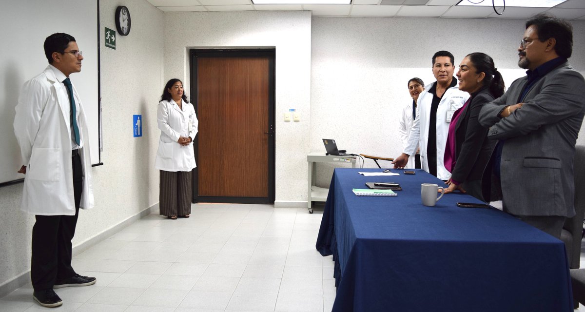 HRAEOAX's tweet photo. #OrgulloHRAEO   ¡Felicidades!
Expresamos  nuestro reconocimiento al médico residente,Dr. Luis Armando Pacheco Zapata, por el excelente desempeño en su examen de titulación para obtener el grado académico de Especialista en Medicina Crítica
¡Le deseamos  éxito! https://t.co/1f3v0DowAv