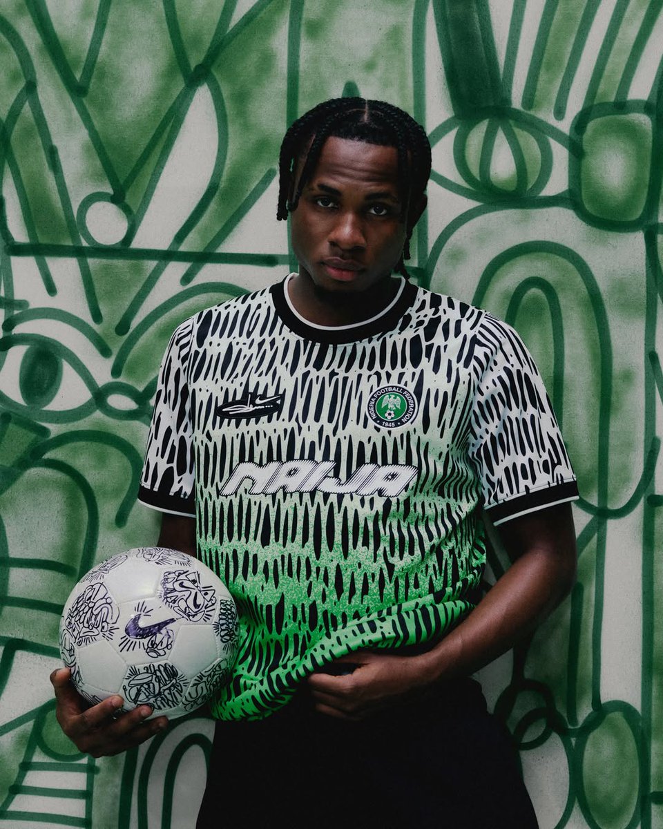 __MaxMaillots's tweet photo. Le Nigeria vient peut-être de sortir la collection la plus folle de 2026 🇳🇬

Nike x Slawn...  Le culture Naija en plein visage https://t.co/sih2AexqrB