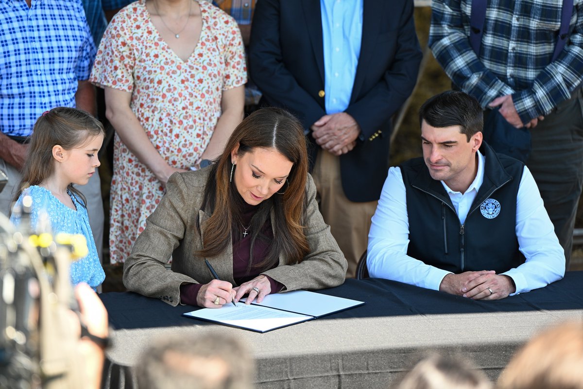 USDA's tweet photo. Standing with our Pennsylvania farmers! 🌾🇺🇸

Today, @SecRollins announced disaster assistance for Pennsylvania producers impacted by devastating spring freezes with a signed a disaster designation for 17 counties following crop damage from below-freezing temps on April 19–21, 2026. 

She joined @RepBresnahan for a roundtable discussing disaster relief and important actions to lower input costs, strengthen the farm economy, and protect the future of family farms.

🔗 https://t.co/R4ZT61wz5u