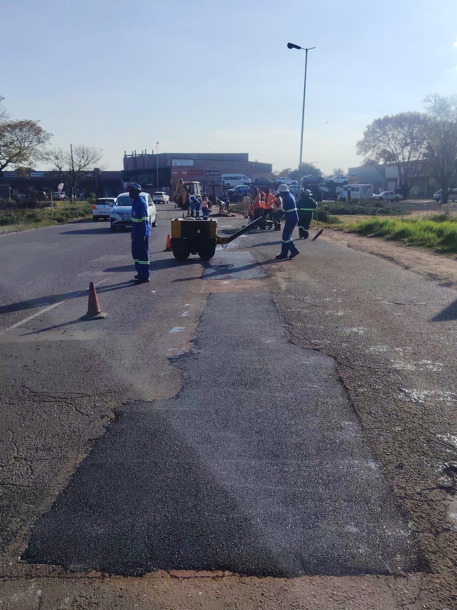 Flora_Monama01's tweet photo. Evening, residents of Tshwane! I haven't forgotten about our daily Region 7 updates.

Beginning with pothole patching which was completed by our teams on Koper Street, Ward 105.

@CityTshwane https://t.co/3615nlqMeI