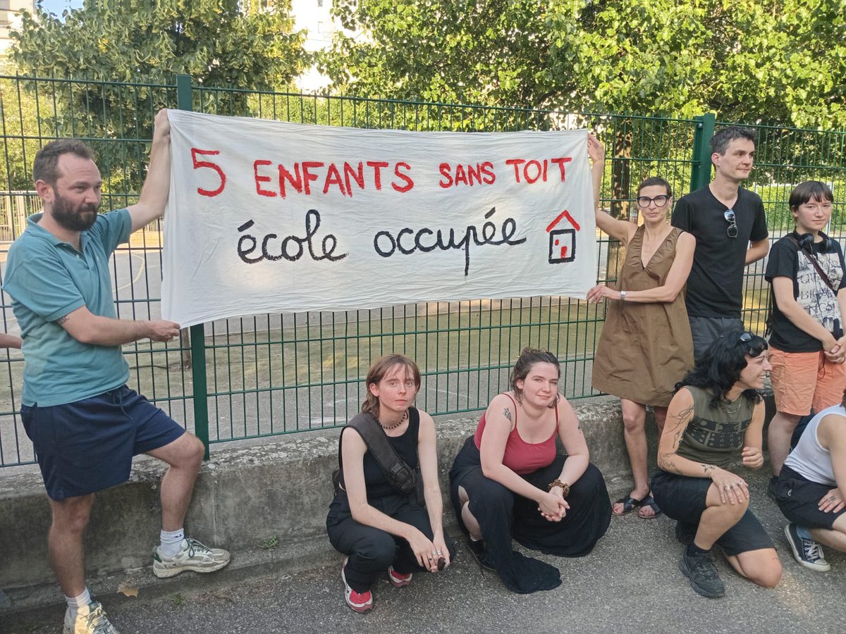 jamaissanstoit's tweet photo. 🔴 Une famille de 5 enfants âgés de 12, 9, 6 et 3 ans scolarisés à #VaulxenVelin sont mis à l’abri dès ce soir mardi 26 mai dans l’école Anne Frank https://t.co/OaJNeOq2re