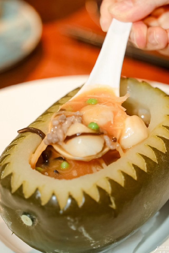 Kelly_Humorous's tweet photo. Winter melon soup — a traditional Chinese dish. It tastes so good. https://t.co/WJEg1FtxNJ