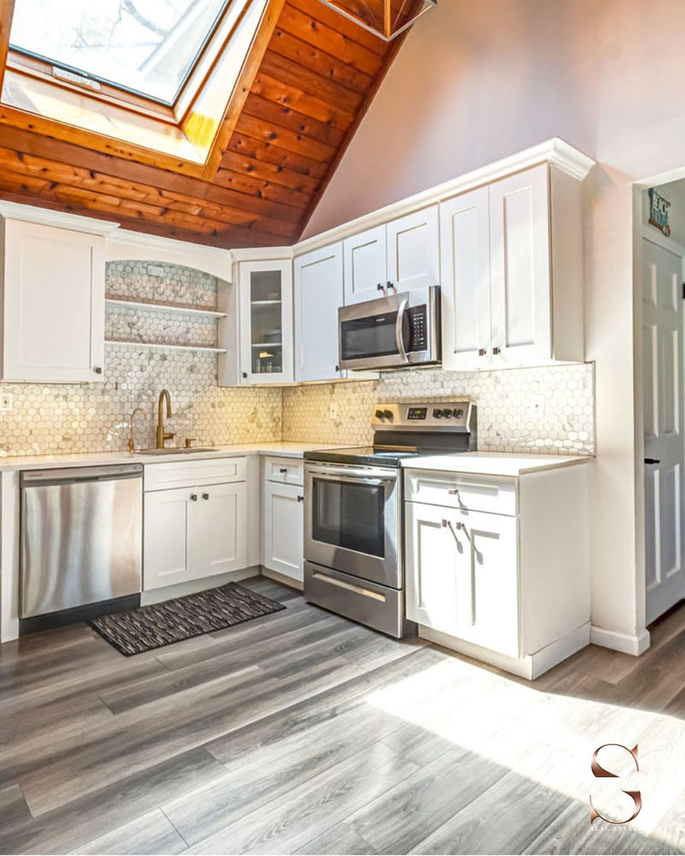 StoebeCo's tweet photo. Turn-key Hampton Bays Opportunity! ✨

Year-round retreat, summer escape, or investment min. from the beach &amp; Main St. Features a renovated kitchen with vaulted ceilings, 3 BR, 2 BA, a bonus room, plus a fully fenced yard with a pool &amp; fire pit. Low taxes! Call Gloria Scrocco! 📲 https://t.co/3DmJeRiwn3
