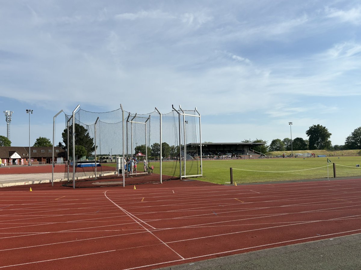 authorAPT's tweet photo. Gorgeous weather for an evening #athletics meet down in #Exeter! https://t.co/CWpIsJZEKf