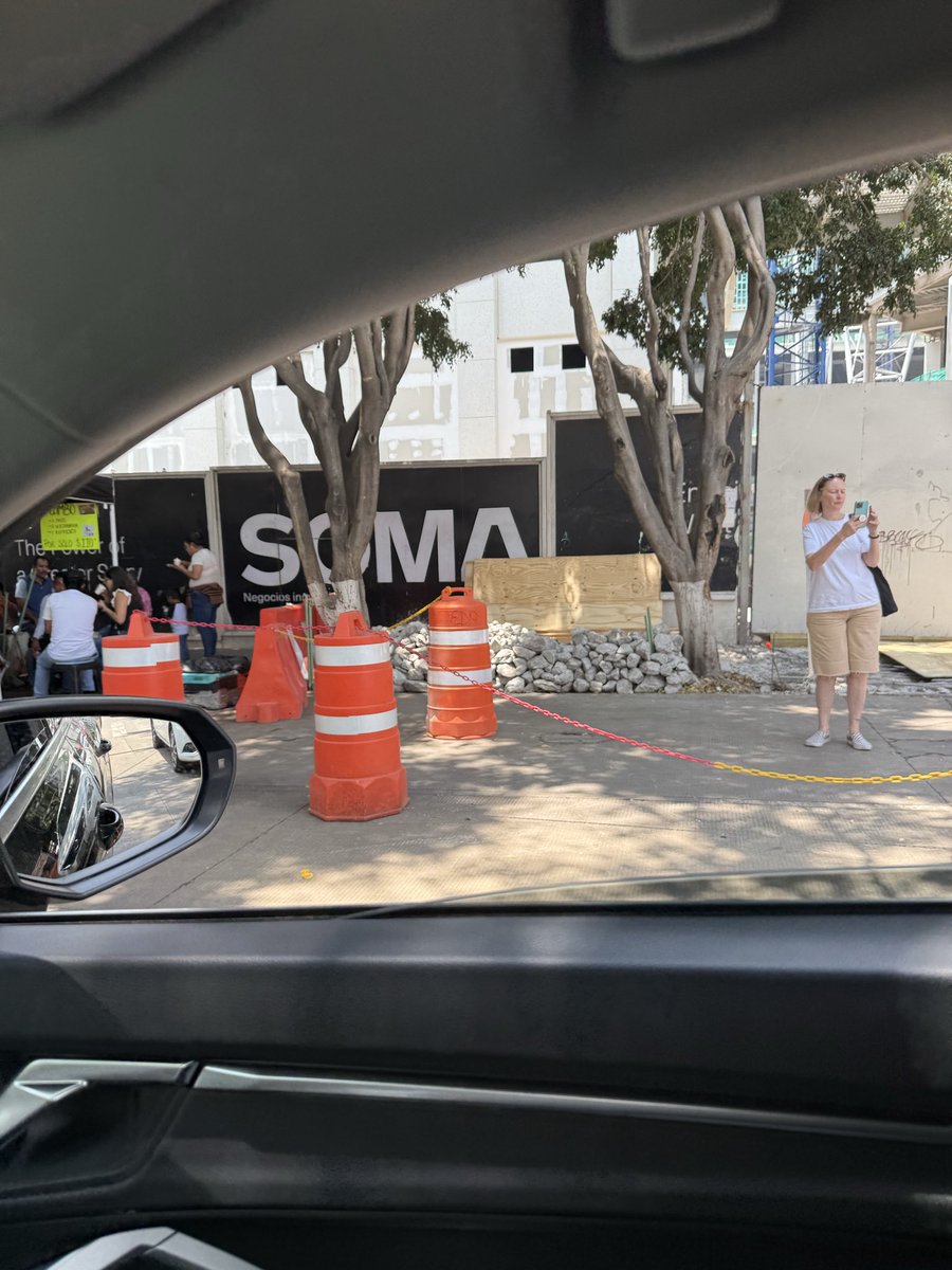 roescara1's tweet photo. @proteccioncivil  de esta manera, controla el paso peatonal en una de las áreas más concurridas de la Ciudad de México.? necesitamos apoyo a protección civil ambulantaje está invadiendo todo exponiendo la seguridad de todos los peatones https://t.co/FohcJEroUY