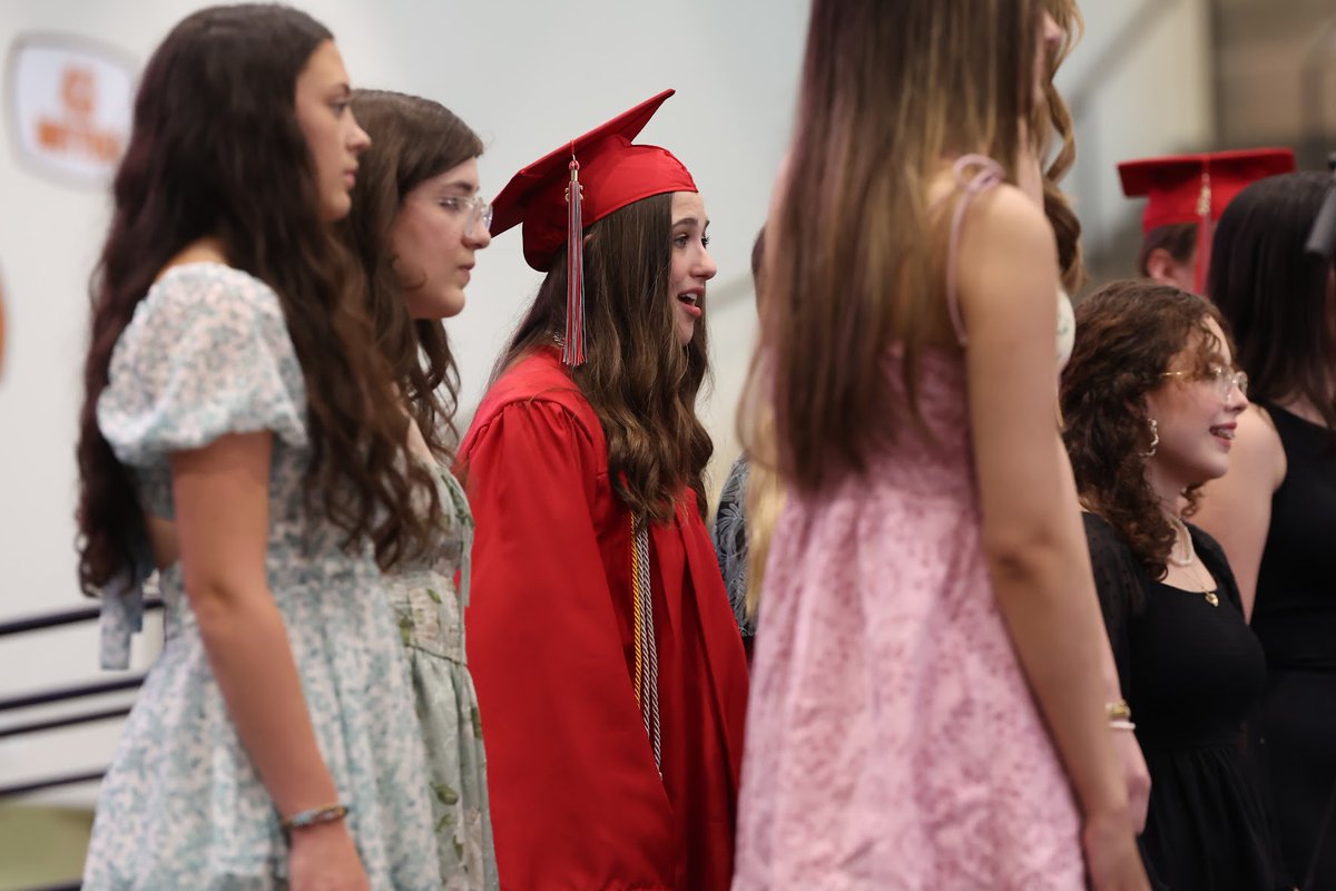 BGSchools's tweet photo. Thank you to our talented BGHS choir members for sharing their beautiful voices at commencement! https://t.co/JGuEtxWLGm