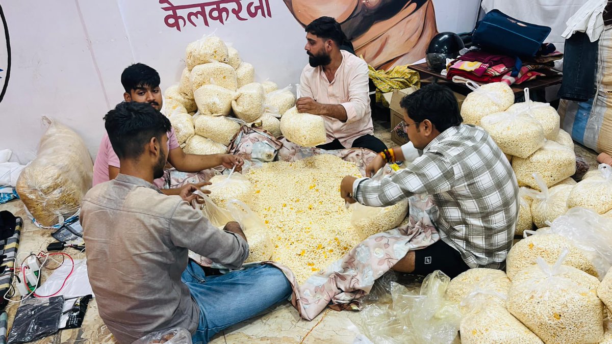 ABVP4Kashi's tweet photo. अभाविप सेवार्थ विद्यार्थी, प्रयाग महानगर के कार्यकर्ताओं द्वारा दिल्ली से जनजाति सांस्कृतिक समागम से लौट रहे जनजातीय प्रतिनिधियों हेतु प्रयागराज रेलवे स्टेशन पर शीतल पेयजल एवं जलपान की व्यवस्था की गई।

#studentsforseva https://t.co/yVBw5PabWk
