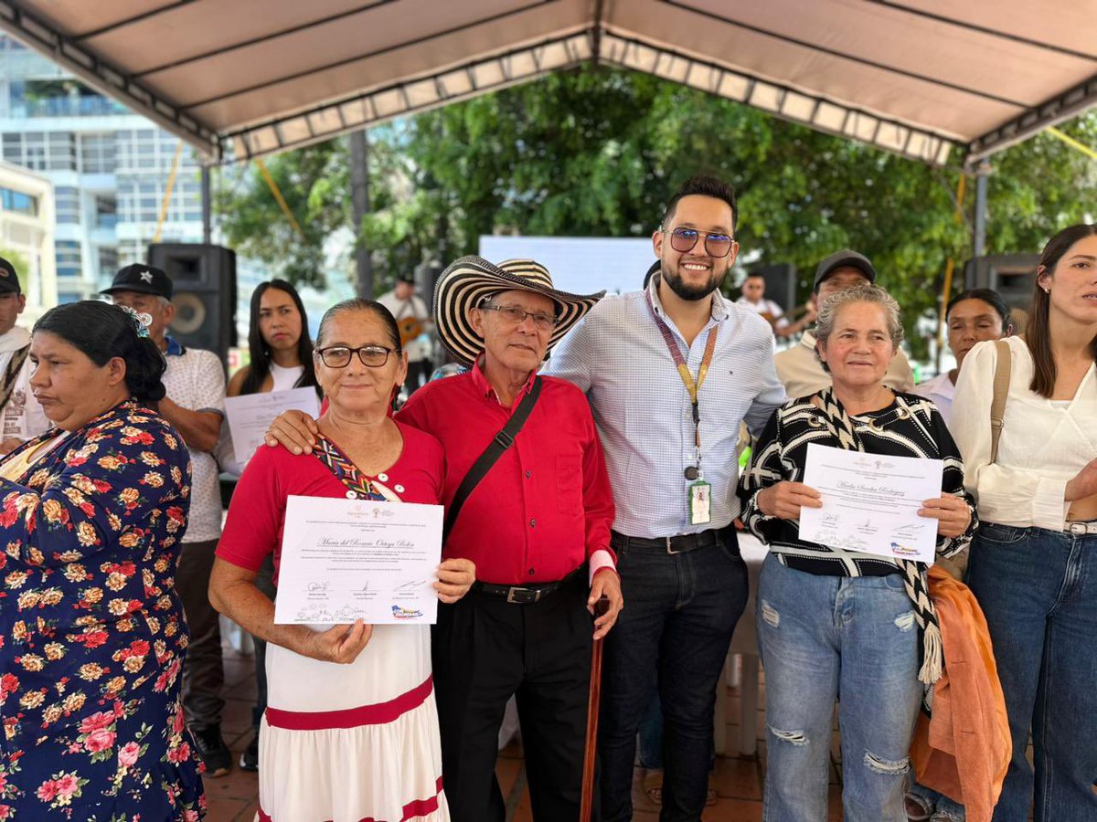URestitucion's tweet photo. 📍En Ocaña la Unidad de Restitución de Tierras realizó una jornada de entrega de resoluciones de compensaciones y Proyectos Productivos, fortaleciendo el emprendimiento, la esperanza y la reconstrucción del tejido social en el Catatumbo. 🌱🤝

Durante este importante espacio contamos con el acompañamiento de entidades aliadas como la @UnidadVictimas, la @DefensoriaCol, @BancoAgrario, Consejo Noruego para Refugiados y el @SENAComunica, reafirmando el compromiso institucional con las víctimas y las comunidades del territorio.
