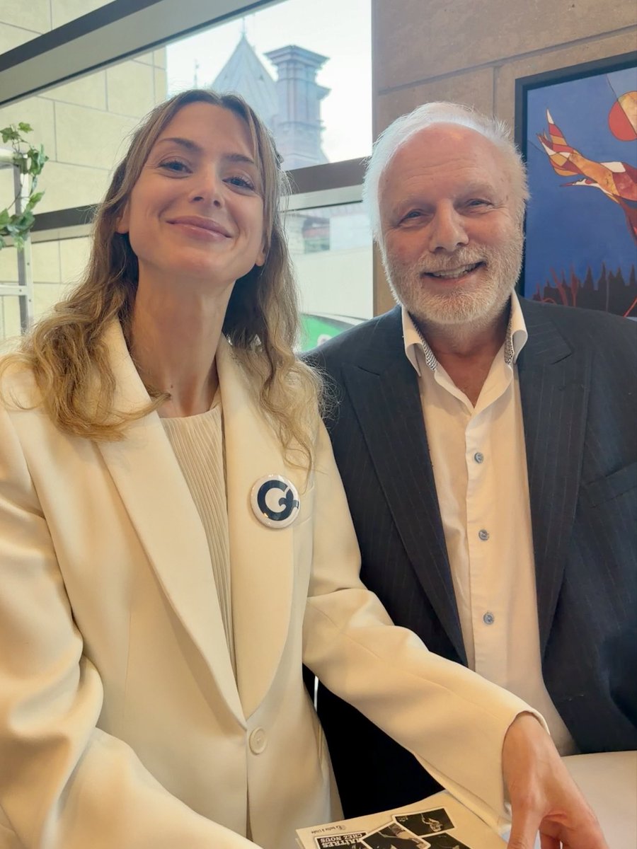 chloefauchon's tweet photo. Lancement du deuxième tome de Lévesque/Trudeau de @JFLisee hier. Leur histoire durant la Révolution tranquille : la preuve que TOUT EST POSSIBLE, comme dit Lisée! https://t.co/pBBPODyacH