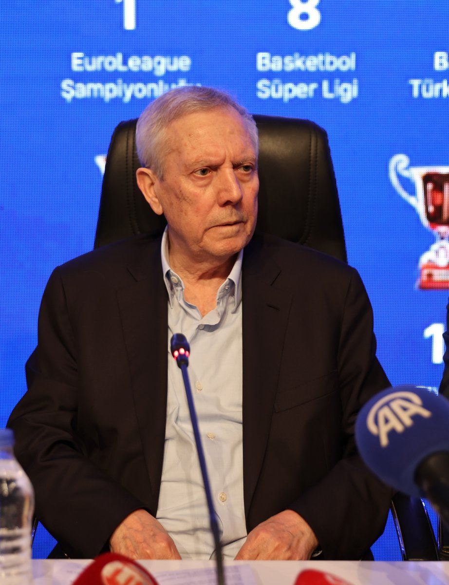 buzzspor's tweet photo. Aziz Yıldırım:  "Nakit para lazımdı, sayın Cumhurbaşkanı Recep Tayyip Erdoğan’dan 10 milyon dolar nakit para istedik, Rıdvan da yanımdaydı. Sağ olsun hiç düşünmeden hemen verdi, UEFA’ya bildirimi denkleştiremiyorduk. 

Geçmişte bizim devletle aramız çok iyiydi. Kapalı salon için imar azdı, imarı artırdılar. Aynı şekilde Topuk Yaylası’nda imar ve ruhsata çok destek oldular. 

Biz eğer onlara sıcak olursak, onlar da bizimle sıcak olmak mecburiyetindeler.  Çünkü Türkiye'nin Fenerbahçe'ye ihtiyacı var.  Fenerbahçe'siz Türkiye olmaz."