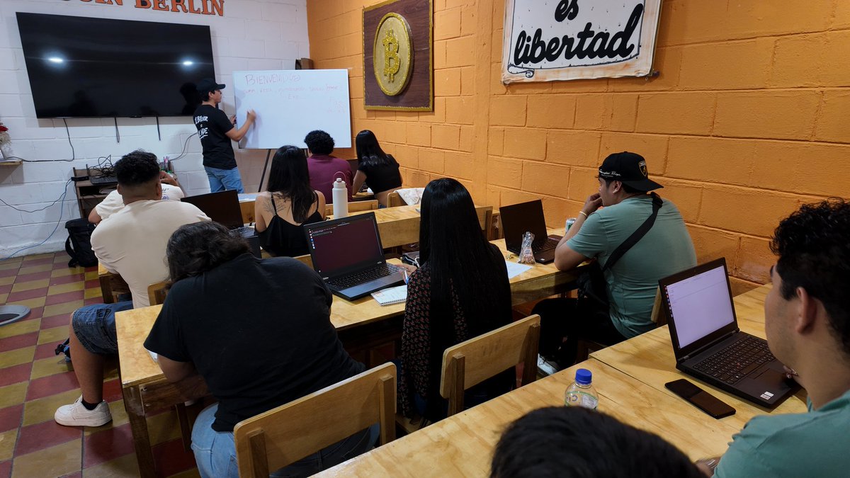PupusasG tweet media