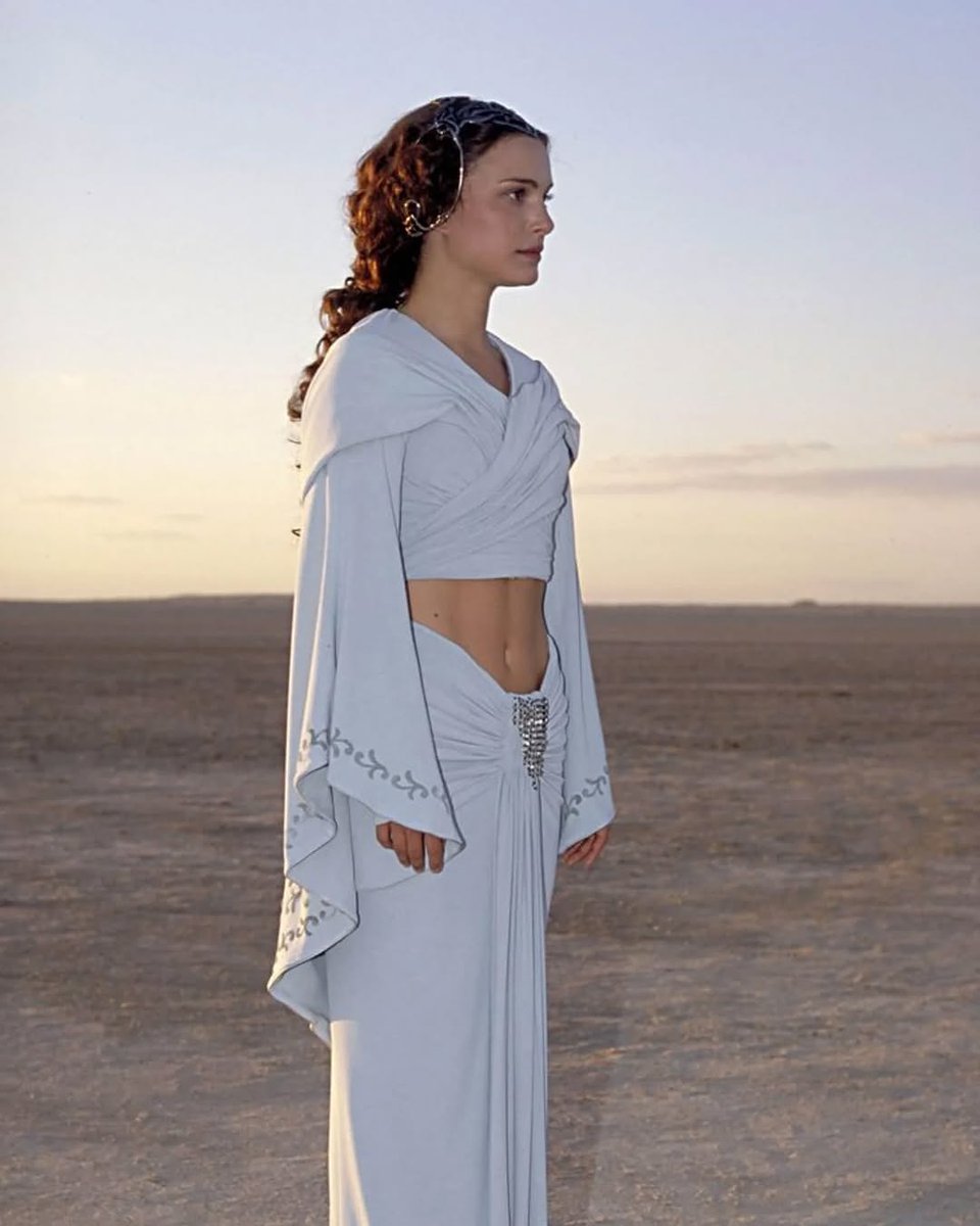 TheLOKII_'s tweet photo. Natalie Portman looks ABSOLUTELY BREATHTAKING as Padmé Amidala https://t.co/cYvkUvTv1X