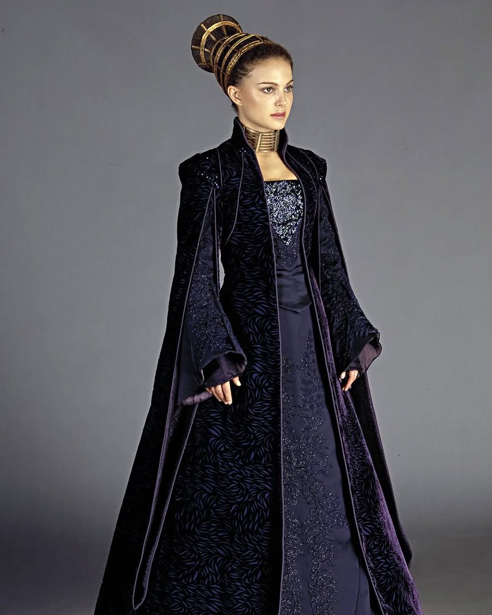 TheLOKII_'s tweet photo. Natalie Portman looks ABSOLUTELY BREATHTAKING as Padmé Amidala https://t.co/cYvkUvTv1X