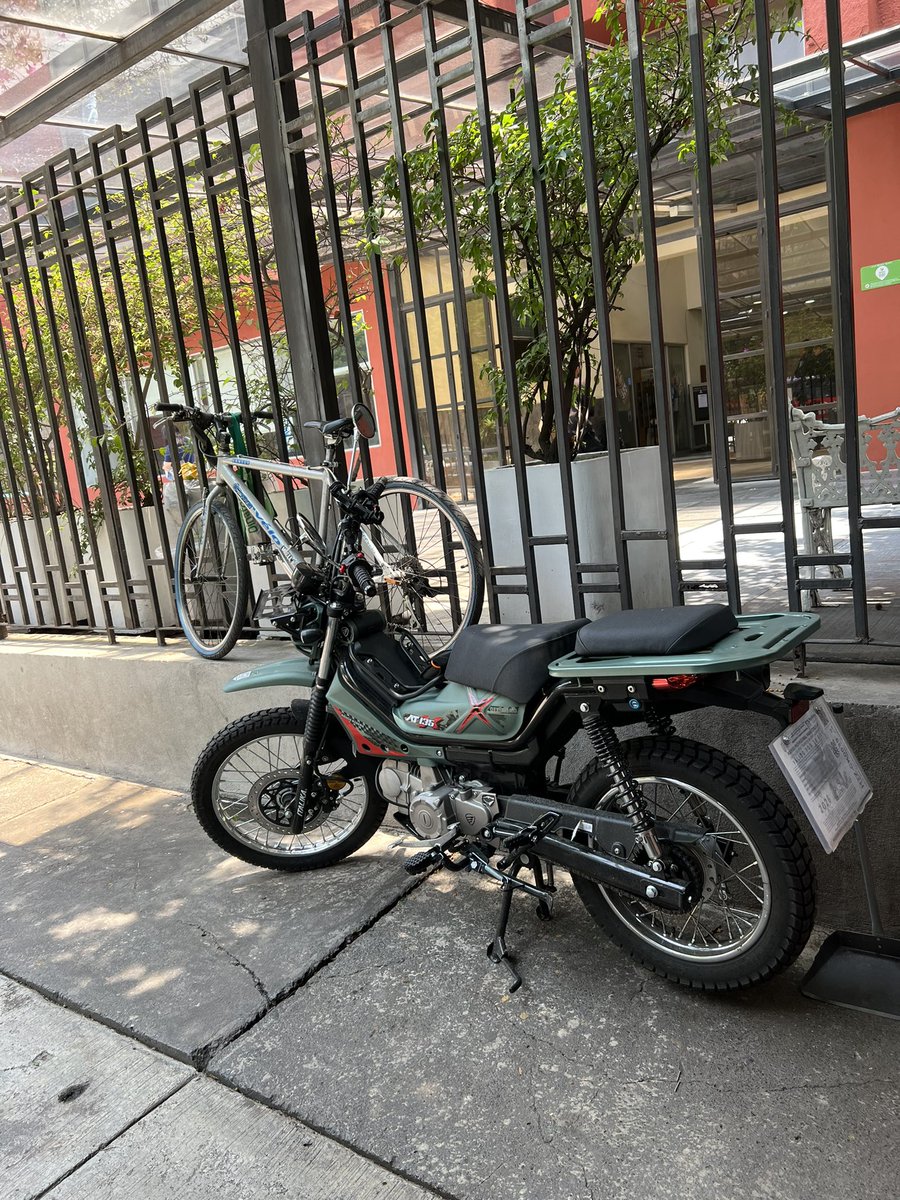 soyMikeFly's tweet photo. Valiendo madre
Ejército nacional, afuera del hospital Español
Quitando a la gente para poner su moto @UCS_GCDMX @C5_CDMX @AlcaldiaMHmx @Claudiashein @seduviCDMX @LaSEMOVI
@SSC_CDMX https://t.co/9AuT9lmrEW