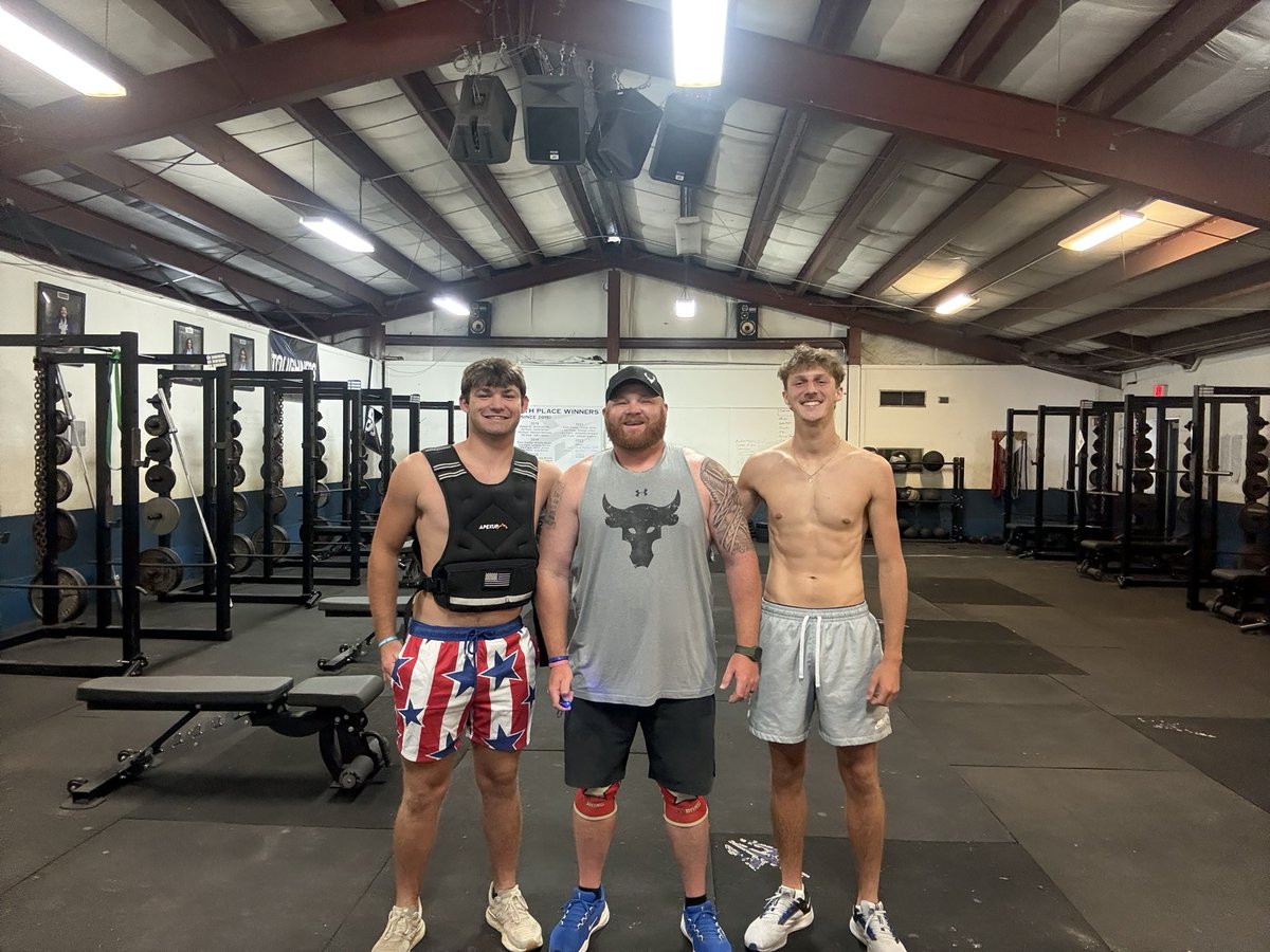 AndrewRiddling's tweet photo. Started Memorial Day morning off with the Murph challenge workout, remembering those who fought and died for this country🇺🇸
Happy Memorial Day.
1 mile run
100 pull ups
200 push ups 
300 squats
1 mile run.
@CoachWhitlock @KWilliamson011 @ClayHSFootball @Clay_Athletics https://t.co/YvMHzSFKfH