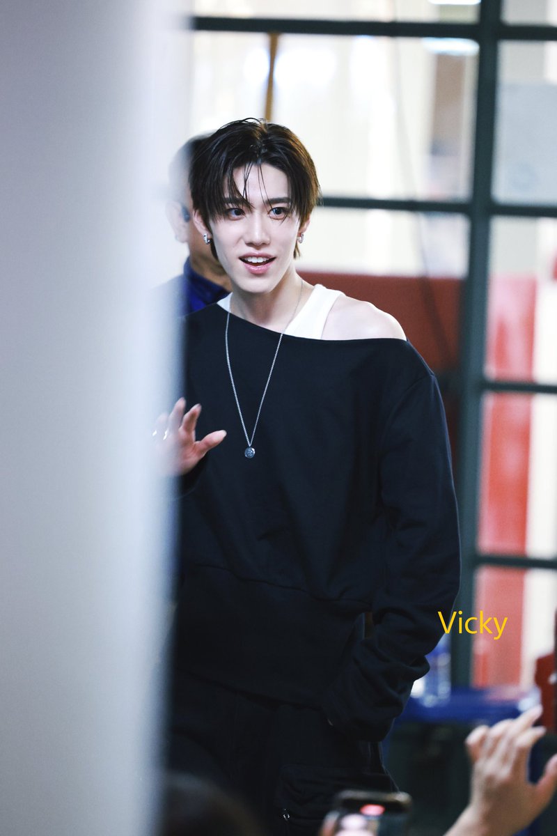 Vicky87923's tweet photo. ‘PP KRIT - เก่งไม่พอ GOOD (not) ENOUGH’ ร้องครั้งแรกที่  #Flex1045xPPKRIT_เก่งไม่พอ
#เก่งไม่พอGOODnotENOUGH_MV #เก่งไม่พอGOODnotENOUGH
#PPKritt https://t.co/j5wNVv9XBz