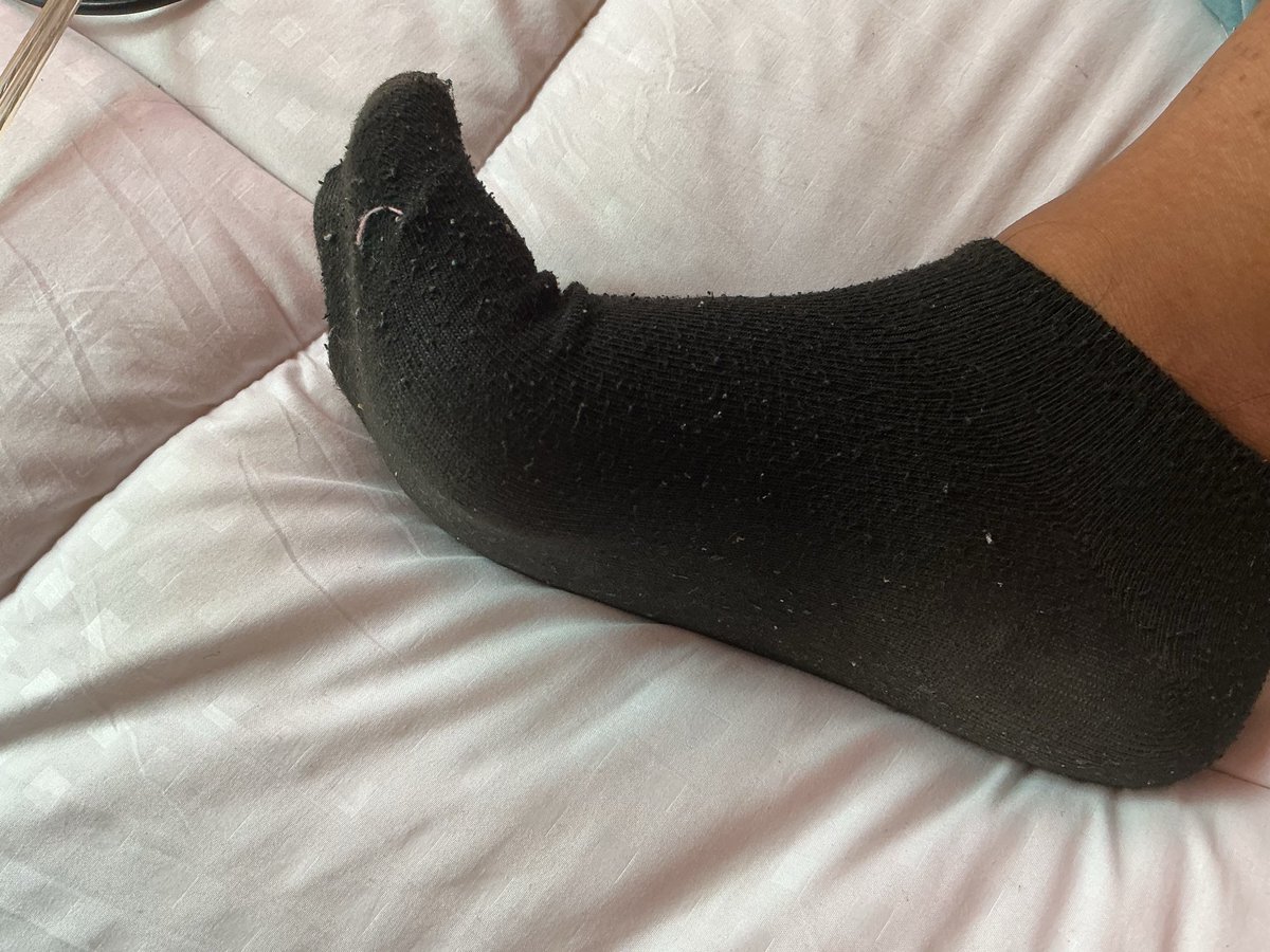 urgoddessla's tweet photo. dirty socks anyone?✋🏽
#feetfetısh #feetworshi̇p #dirtysocks https://t.co/bUC4V4VOzj